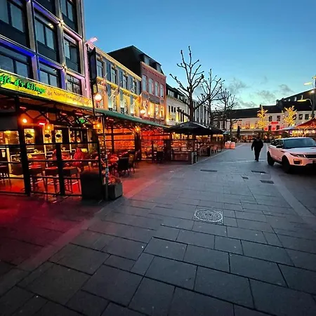 With Two Beds In Centrum منزل للإقامة *